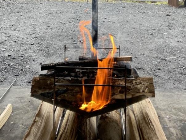 長い薪を乗せた焚き火台