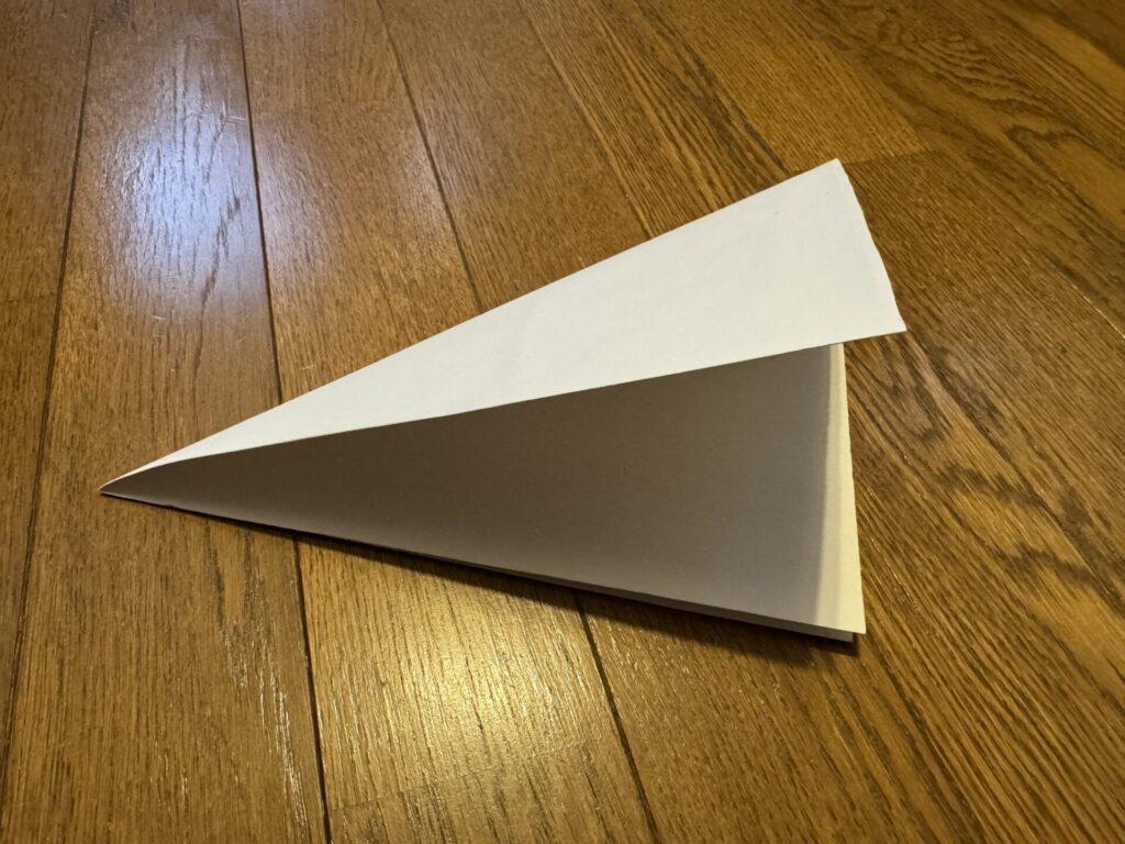 三角形に半分に折った型紙の画像