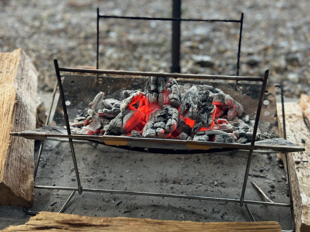 焚き火台の火床にたまった熾火