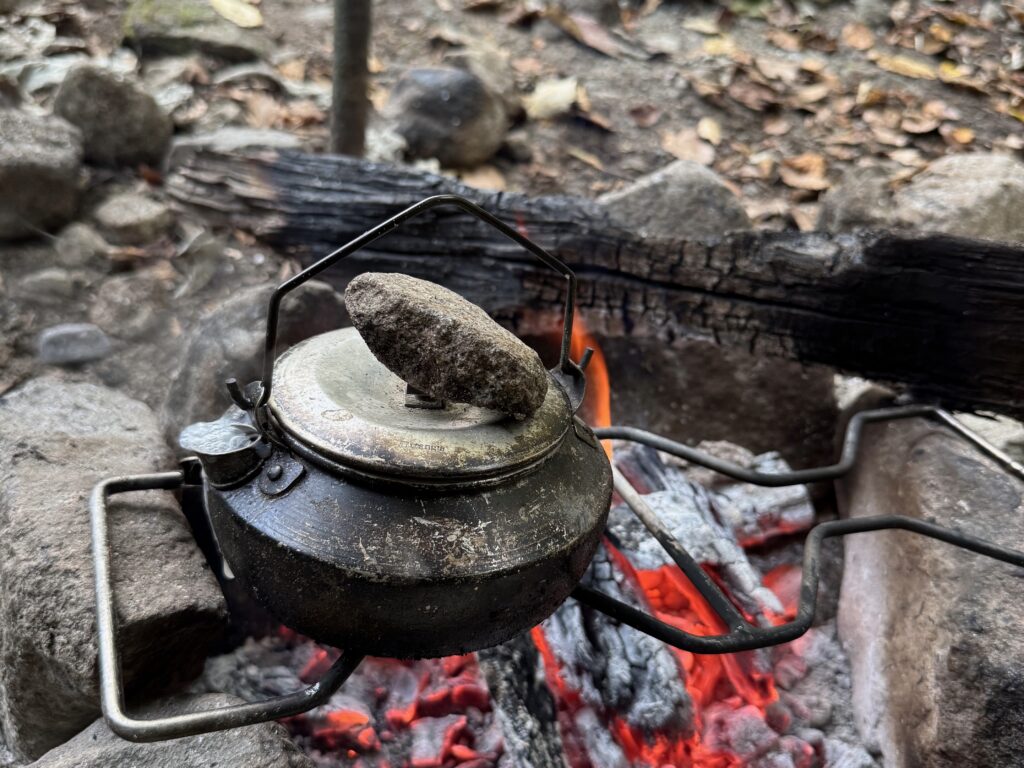 焚き火にかけられたトランギアケトル