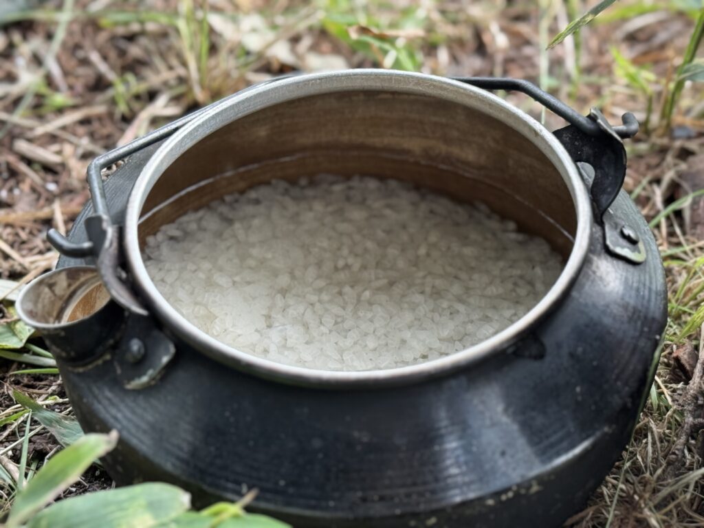 クッカーにお米と水を入れる