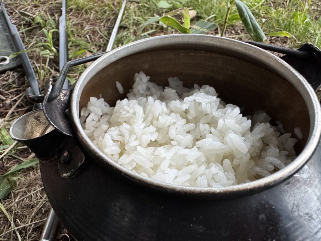 蒸らして混ぜたご飯