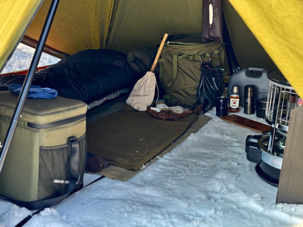 サイトに溶け込むシンプルデザインの灯油タンク