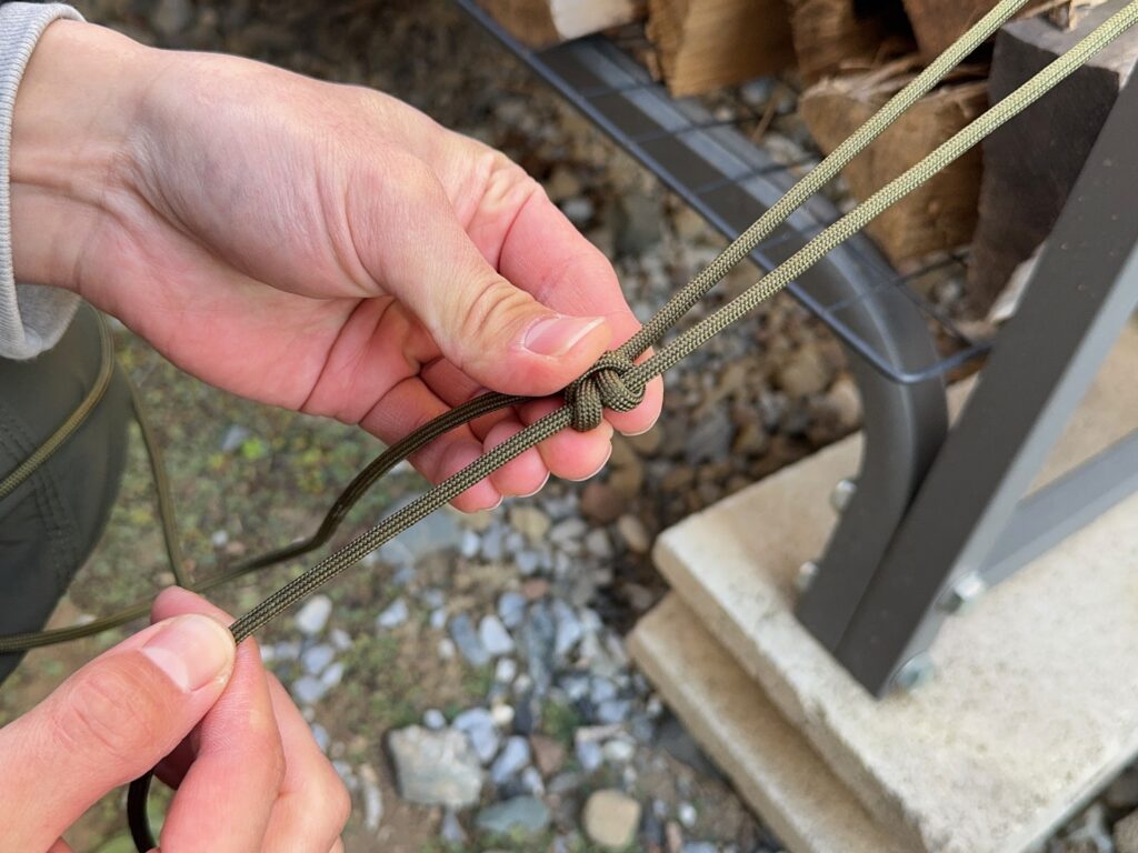 結び目1つをスライドするだけで簡単に長さ調節できる