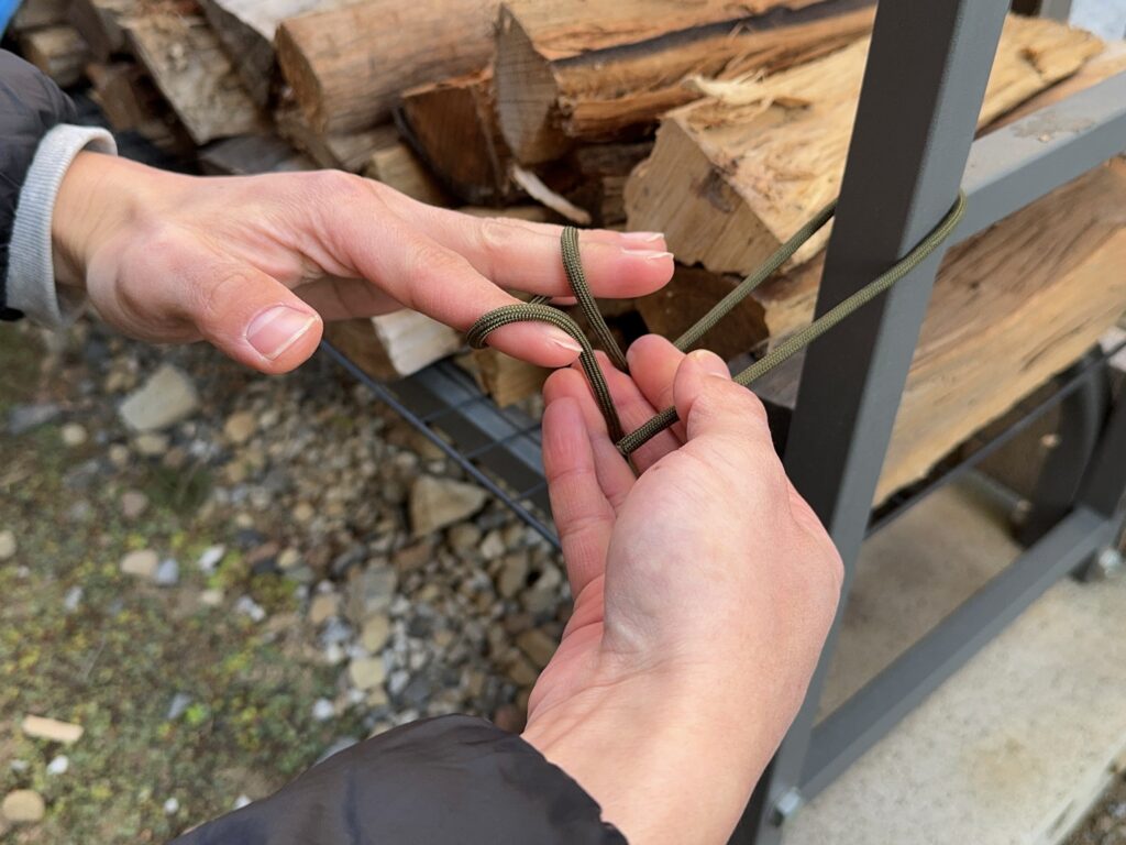 両端のロープを巻き込みながら手の甲の方に向かって裏返す