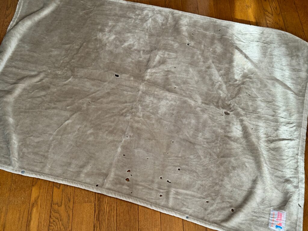 穴だらけのポリエステル製ブランケット