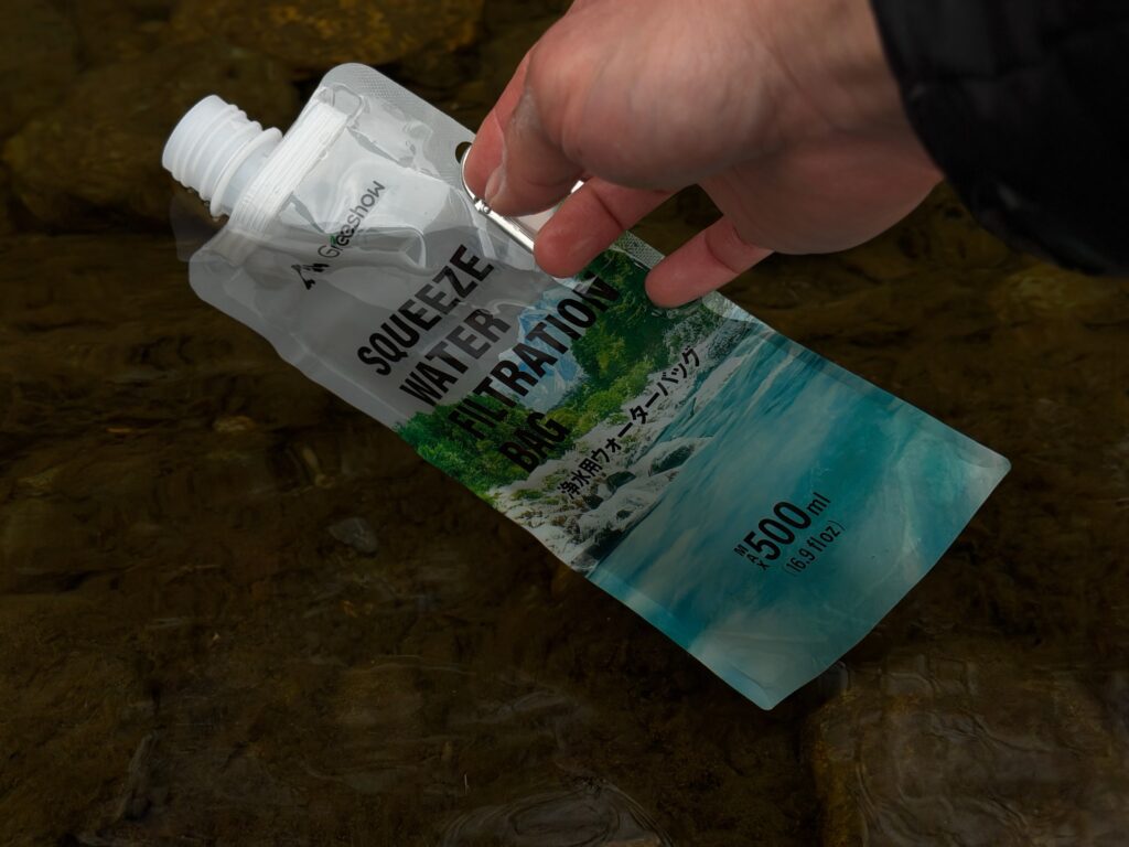 川の水を付属のウォーターバッグで汲む