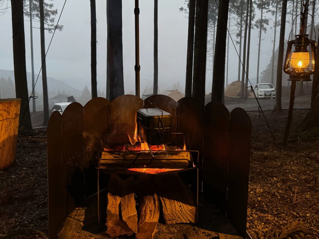 焚き火をしながら調理をしているシーン