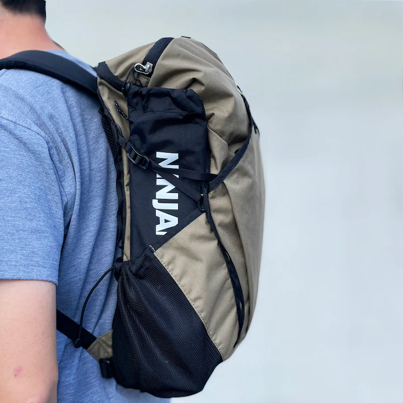 バックパックのサイドポケットにすっぽり