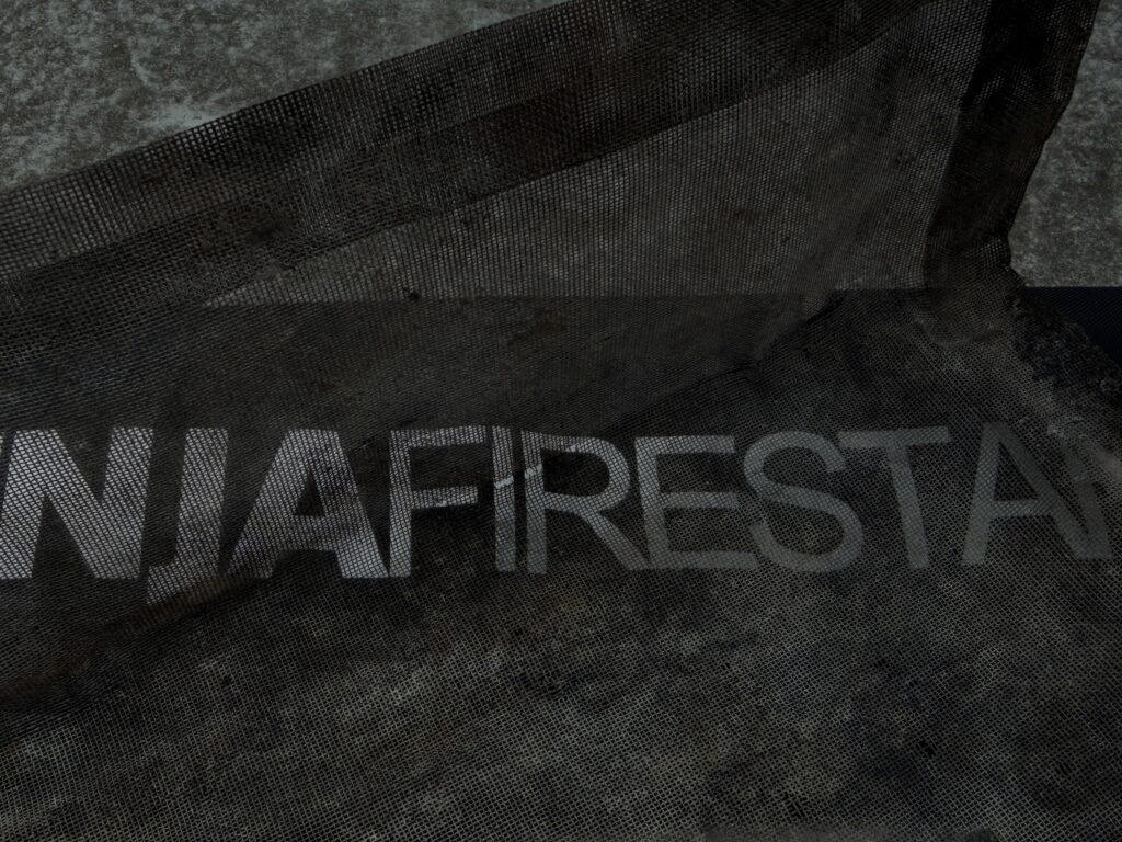 メッシュの折れ目にできた亀裂