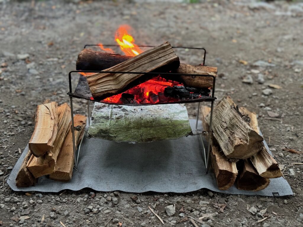 一般的な市販の薪をくべた状態