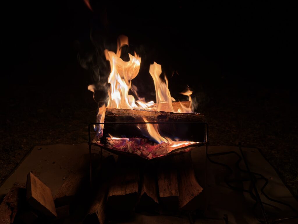 太い薪をくべた状態の焚き火台
