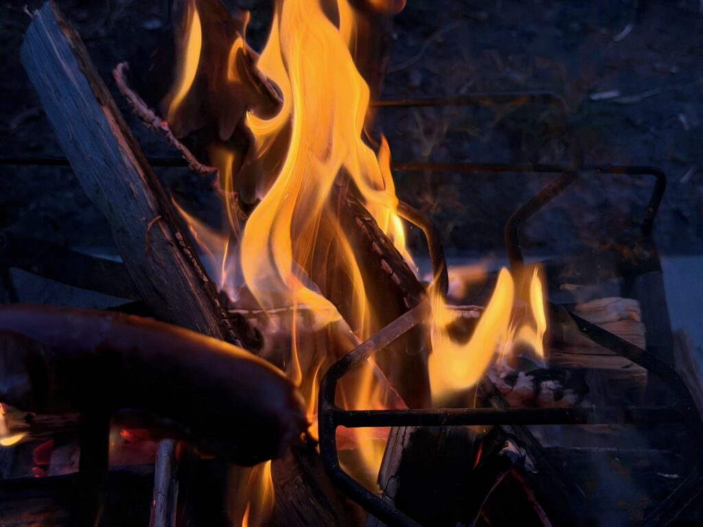 立てかけた薪を避けながらゴトクを置ける