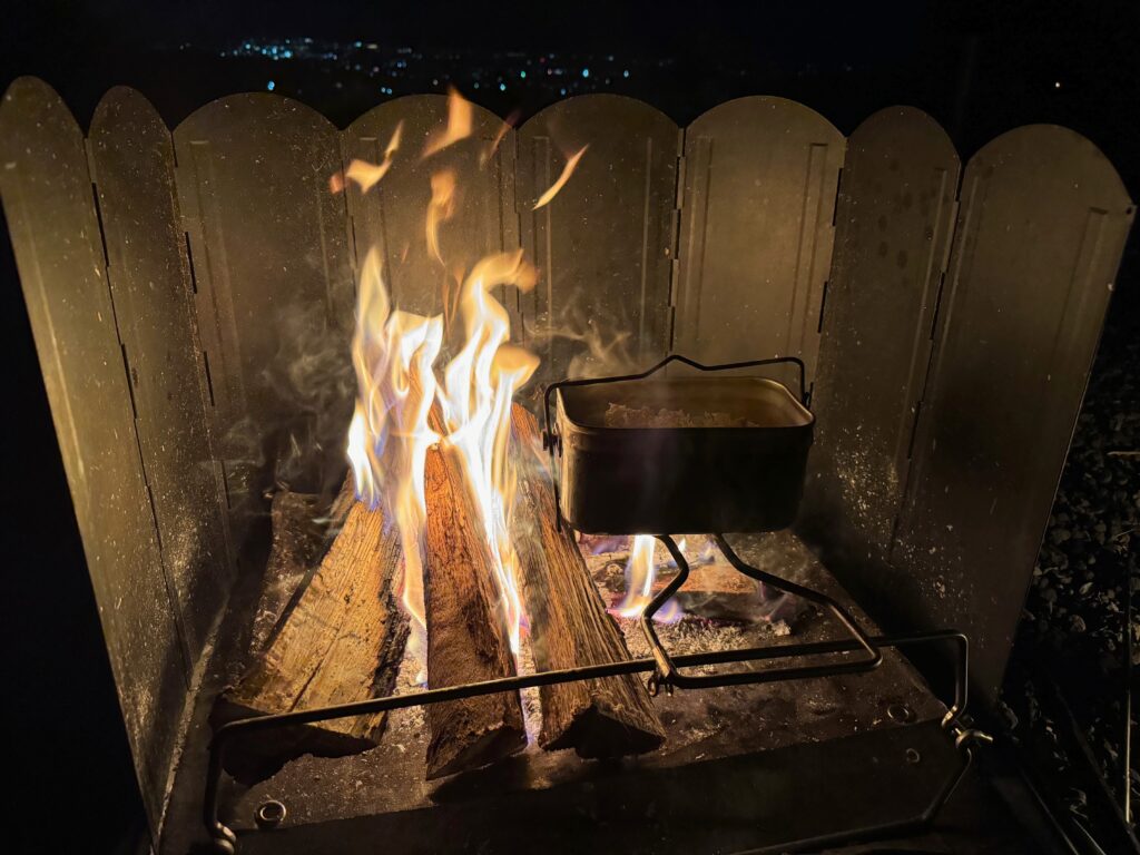 ゴトクに戦闘飯盒弐型を置いた状態