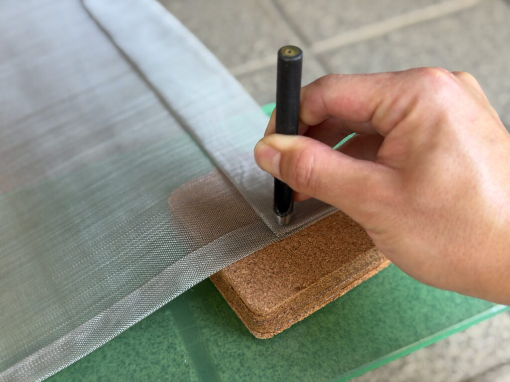 穴開けポンチで四隅に穴を開ける